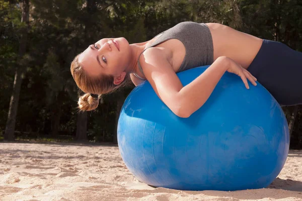 Mujer Joven Haciendo Ejercicios Yoga Parque —  Fotos de Stock