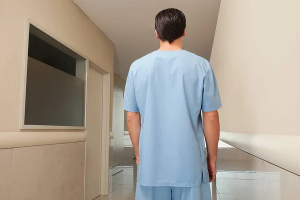 Medico Maschio Piedi Con Braccia Incrociate Nel Corridoio Dell Ospedale — Foto Stock