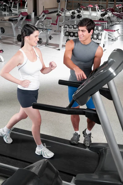 Mujer Joven Entrenador Haciendo Ejercicio Con Pesas Gimnasio —  Fotos de Stock