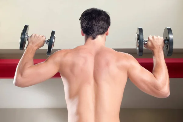 Jeune Homme Faisant Des Exercices Avec Des Haltères Dans Salle — Photo