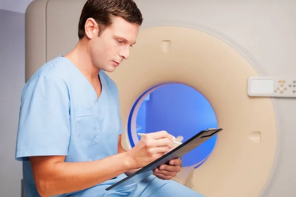 Врач Мужчина Осматривает Рентген Пациента Больнице — стоковое фото