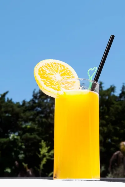 海滩上的一杯橙汁 — 图库照片