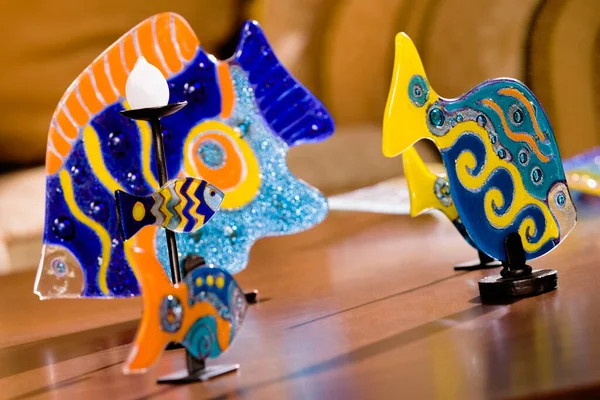 Kolorowe Ręcznie Robione Figurki Ceramiczne Drewnianym Stole — Zdjęcie stockowe