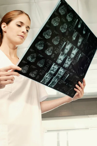 Female Doctor Examining Ray Scan — Stock Photo, Image