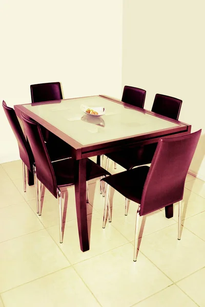 Άδειο Δωμάτιο Τραπέζι Και Καρέκλες — Φωτογραφία Αρχείου