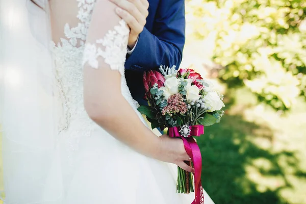 Noiva Vestido Branco Está Segurando Buquê Casamento Noivo Abraça Noiva — Fotografia de Stock