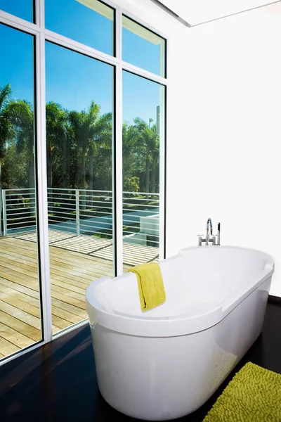 Moderno Cuarto Baño Interior Con Paredes Blancas Suelo Madera Nadie — Foto de Stock