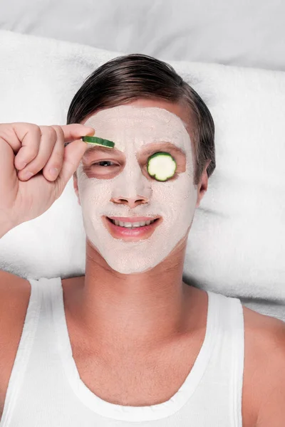 Jovem Com Máscara Facial Rosto Aplicando Creme Cosmético — Fotografia de Stock