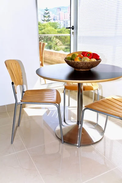 Ein Modernes Esszimmer Mit Tisch Und Stuhl — Stockfoto