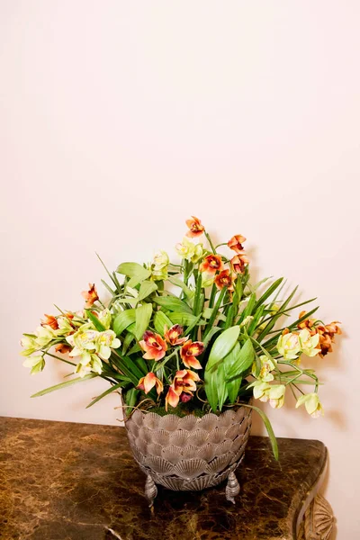 Beau Bouquet Fleurs Dans Vase Sur Fond Blanc — Photo
