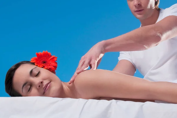 Mooie Jonge Vrouw Met Een Massage Spa Salon — Stockfoto