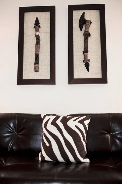 Foto Hitam Dan Putih Dari Interior Yang Indah Dengan Sofa — Stok Foto