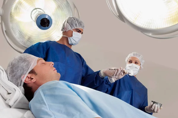 Operasyon Odasında Cerrahlar — Stok fotoğraf
