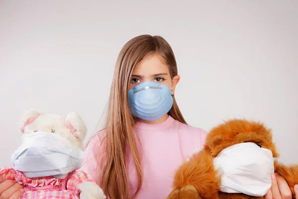 Kleines Mädchen Mit Teddybär Schutzmaske Und Handschuhen Mit Virus — Stockfoto