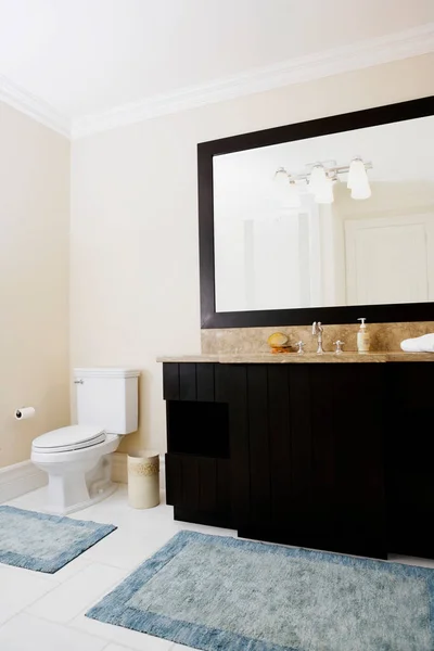 Interieur Eines Modernen Badezimmers Mit Weißen Wänden Und Großem Fenster — Stockfoto