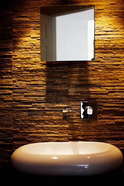 Beyaz Duvarı Aynası Olan Bir Banyo — Stok fotoğraf
