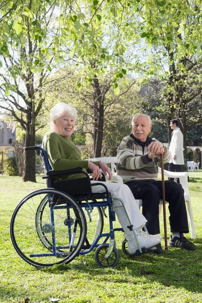 Ηλικιωμένο Ζευγάρι Που Κάθεται Αναπηρική Καρέκλα Στο Πάρκο — Φωτογραφία Αρχείου