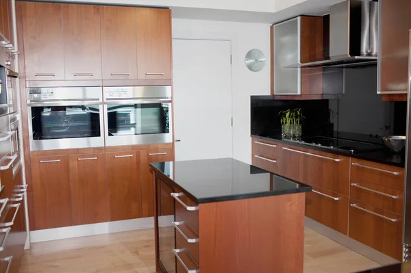 Moderne Kücheneinrichtung Mit Weißen Und Blauen Wänden — Stockfoto
