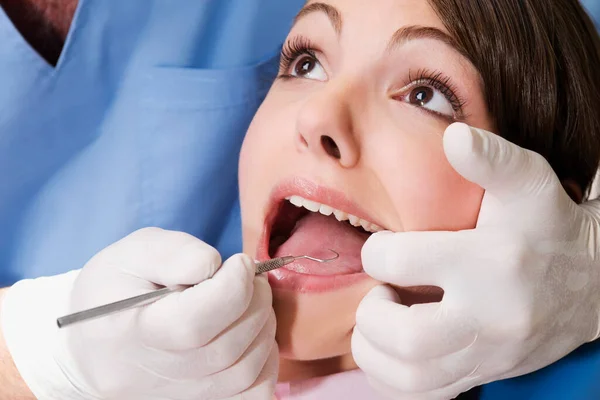 Dentista Examinando Dentes Com Paciente Clínica Odontológica — Fotografia de Stock
