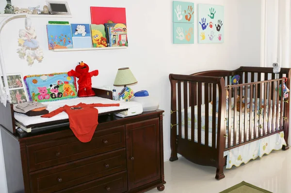 Interior Una Habitación Con Una Cuna Bebé —  Fotos de Stock