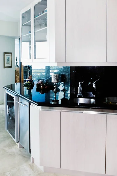 带有白色和蓝色墙壁的现代化厨房内部 — 图库照片
