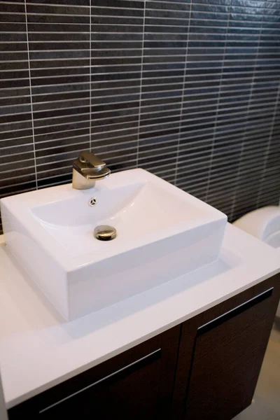 带有白色浴缸和洗涤槽的现代化浴室内部 — 图库照片