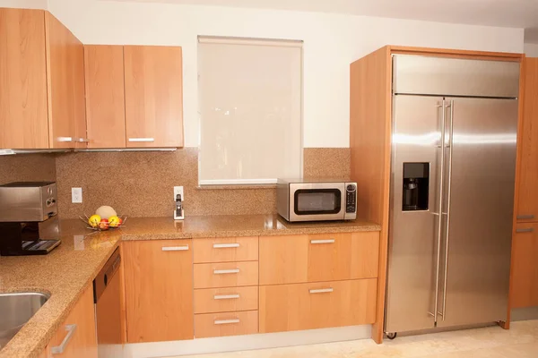 Moderne Kücheneinrichtung Mit Weißen Und Blauen Wänden — Stockfoto