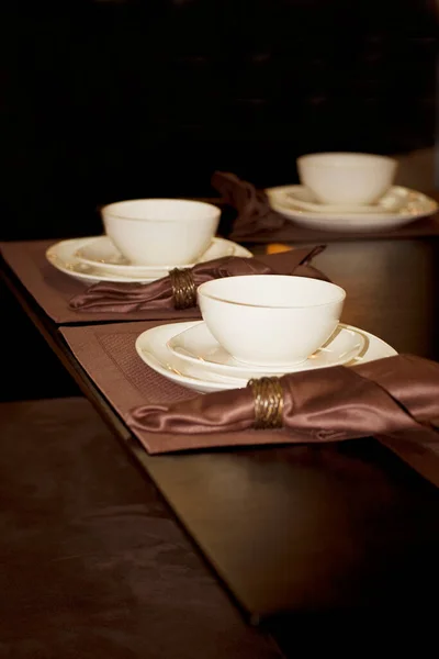 Белая Керамическая Посуда Чашки Столе — стоковое фото