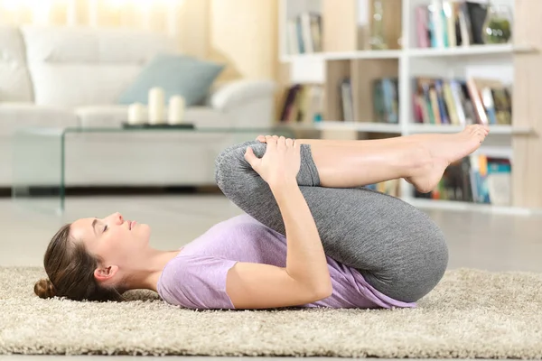 Perfil Una Mujer Concentrada Haciendo Ejercicio Yoga Suelo Casa —  Fotos de Stock