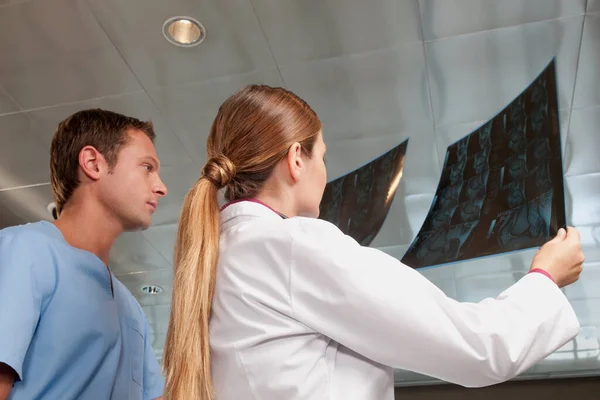 Doctor Patient Discussing Something Hospital — Stock Photo, Image
