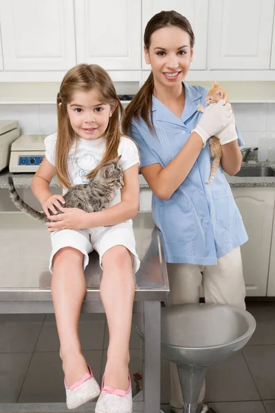 Niña Con Madre Hija Casa — Foto de Stock