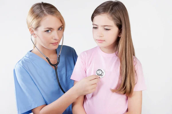Mladá Doktorka Stetoskopem Její Dcerou — Stock fotografie
