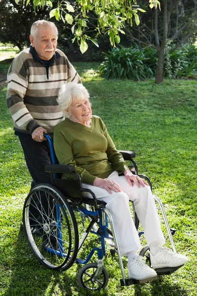 Oudere Echtpaar Zit Bank Park — Stockfoto