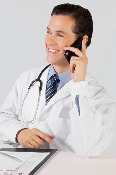 Retrato Médico Sonriente Hablando Teléfono Móvil Mientras Está Pie Oficina —  Fotos de Stock