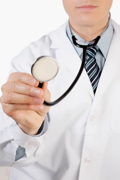 Läkare Som Håller Ett Stetoskop Isolerat Vit Bakgrund — Stockfoto