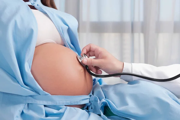 Gravid Kvinna Med Stetoskop Bakgrunden Fönstret — Stockfoto
