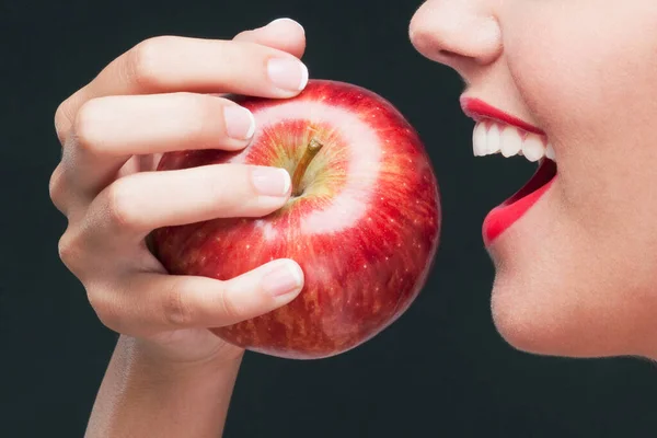 Vrouw Met Rode Appel Zwarte Achtergrond — Stockfoto