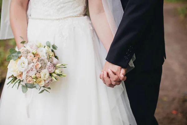 Νύφη Λευκό Φόρεμα Κρατάει Γαμήλια Ανθοδέσμη Γαμπρός Αγκαλιάζει Νύφη Θολή — Φωτογραφία Αρχείου