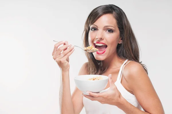 Jong Mooi Vrouw Eten Granen Glimlachen Terwijl Staan Witte Achtergrond — Stockfoto