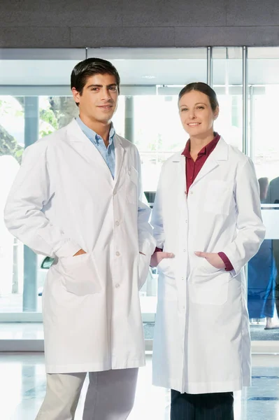 站在医院里的一位年轻医生和护士的画像 — 图库照片