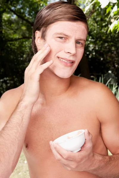 Jovem Com Barba Bigode Aplicando Creme Mão — Fotografia de Stock