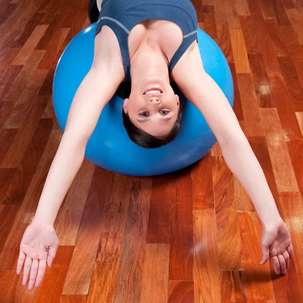 Mujer Forma Haciendo Ejercicios Yoga Gimnasio — Foto de Stock