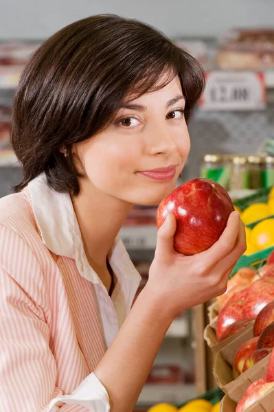 Porträt Einer Jungen Frau Mit Einem Roten Apfel Der Hand — Stockfoto