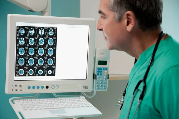 Médico Que Examina Radiografía Paciente — Foto de Stock