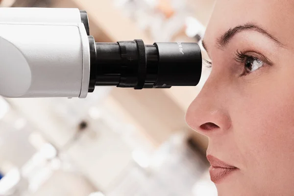 Primer Plano Una Joven Mirando Microscopio — Foto de Stock