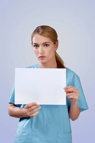 Junge Ärztin Hält Weiße Tafel Mit Leerem Platz Für Text — Stockfoto
