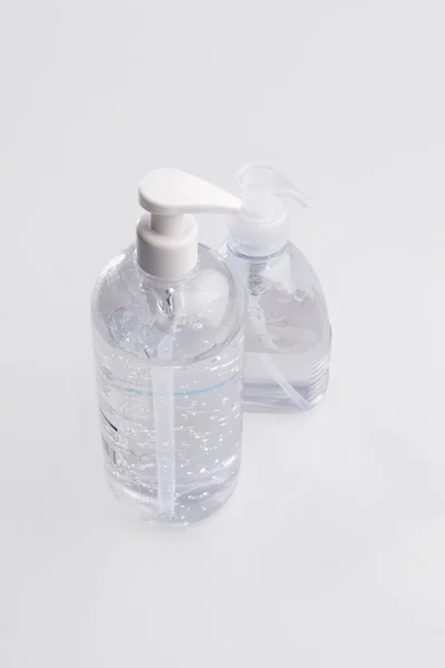 Botella Plástico Blanco Con Líquido Sobre Fondo Claro —  Fotos de Stock