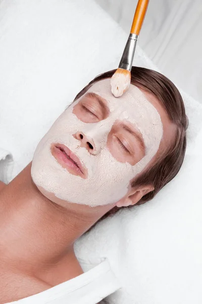 Mujer Joven Aplicando Mascarilla Facial Cara Salón Spa — Foto de Stock