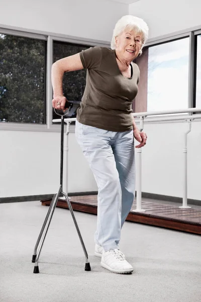 Seniorin Mit Krücken Fitnessstudio — Stockfoto