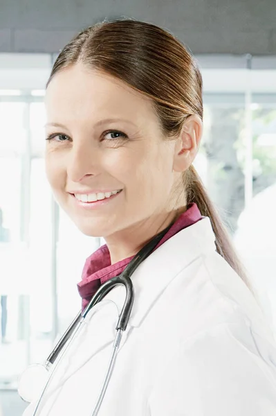 Retrato Una Doctora Sonriente Con Estetoscopio — Foto de Stock